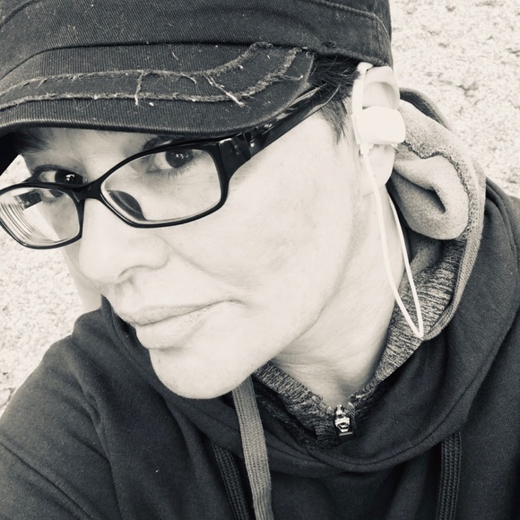 Meet your Posher, Joni - Picture 1 of 4